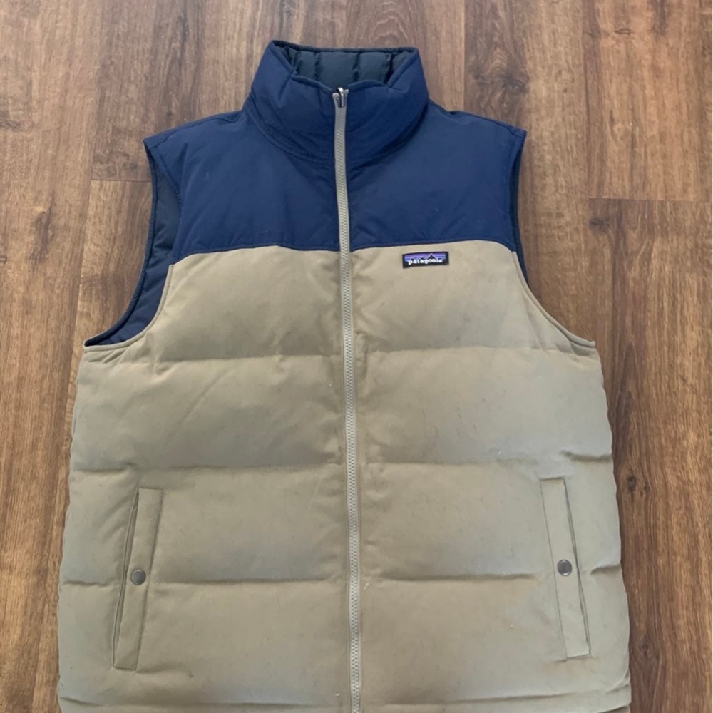Men’s reversible Patagonia vest.
